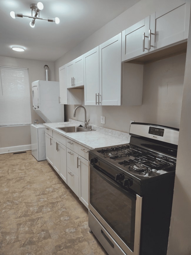 Building Photo - Bright Hill East 1BR — Washer/Dryer, Metro Access & Move-In Ready Comfort!