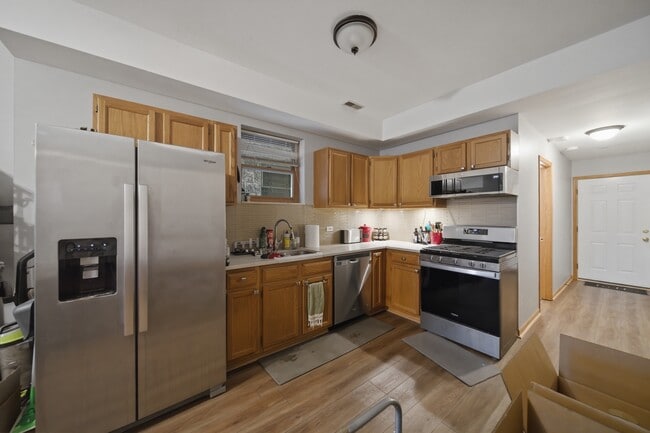 Building Photo - 844 N Wood St