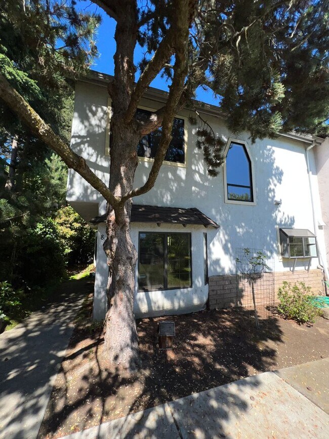 Building Photo - Three bedroom, 1.5 bath Townhouse | Available Mid July