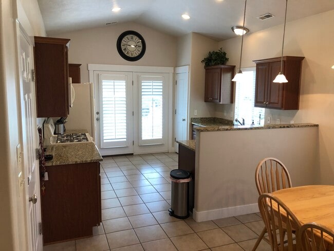Kitchen - 1051 E Quarry Park Dr