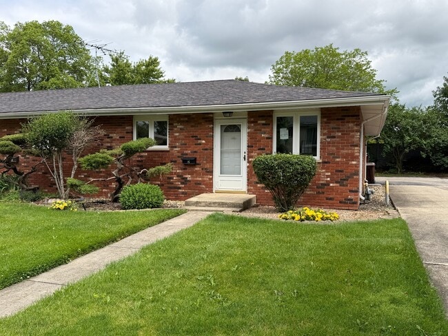 Building Photo - 113 Town Crest Dr