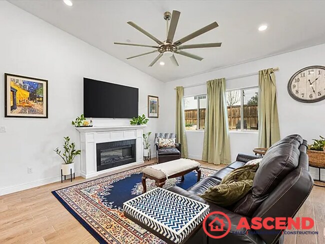 Building Photo - Beautiful 3 Bed, 3 Bath Home with Solar In...