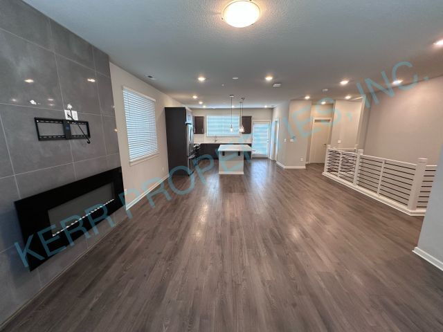 Foto del edificio - Spacious 3-Bedroom Townhouse with solar power in Happy Valley with 2.5 Bathrooms & 2105 Sq Ft of ...