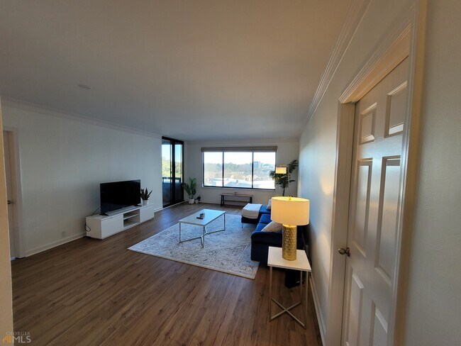 Building Photo - 3481 Lakeside Dr NE