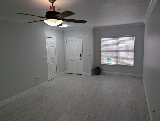 Building Photo - Beautiful 2/2. *NO CARPET* RECENTLY RENOVATED