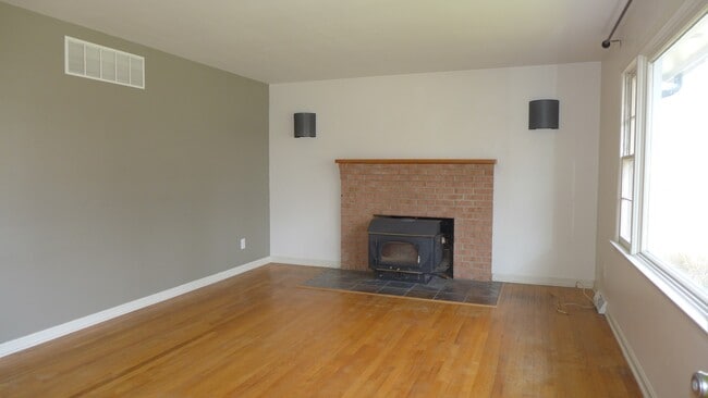 Building Photo - 93 Great Lake Dr