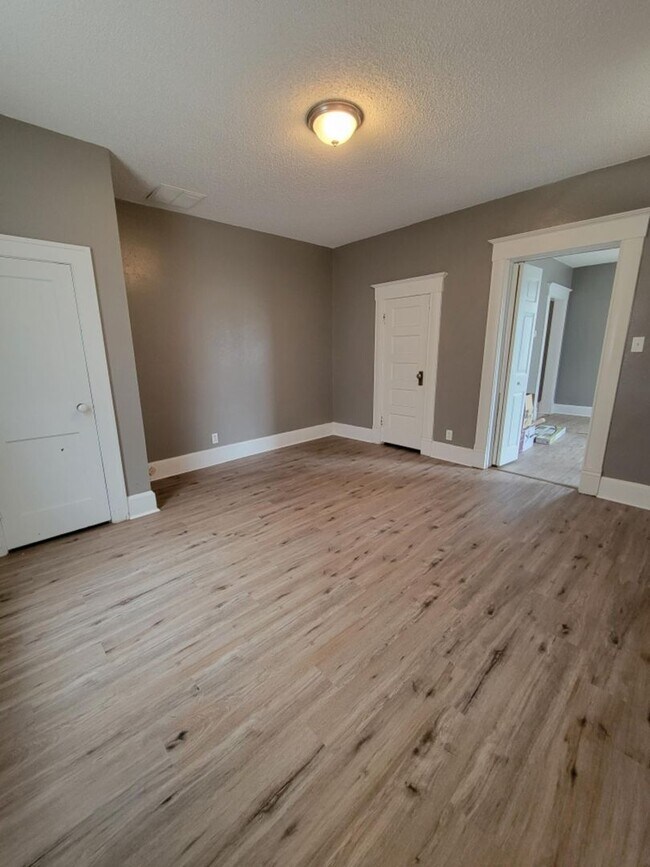 Building Photo - Move-In Ready Downtown + MSU with-in minut...