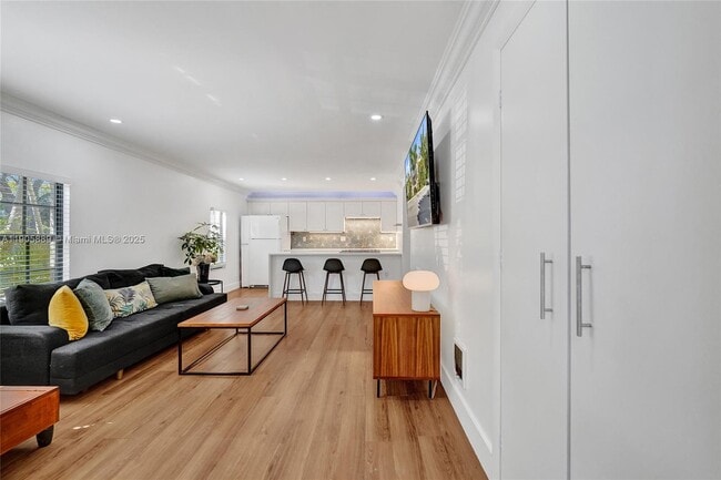 Foto del edificio - 815 NE 28th St