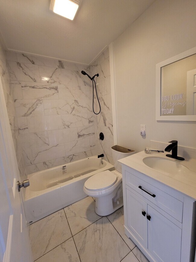Foto del edificio - SIx Unit (1410 E 5th)