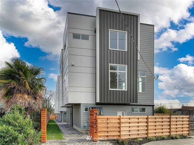 Building Photo - 7552C 43rd Ave S
