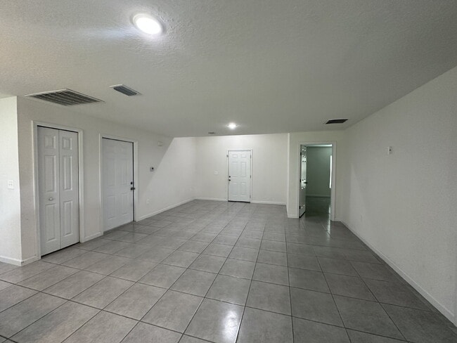 Building Photo - Charming 4-Bedroom Home with Granite Count...