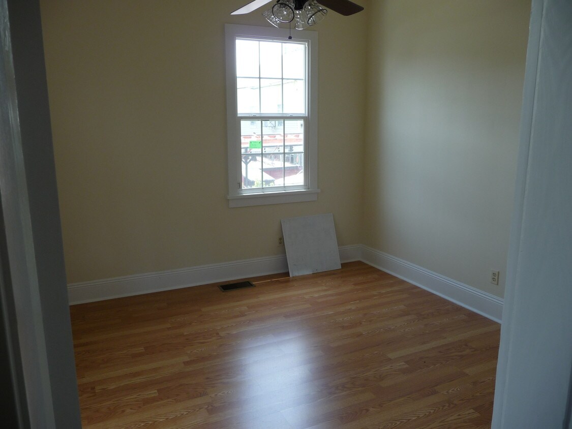 Building Photo - 1808 Hillary St