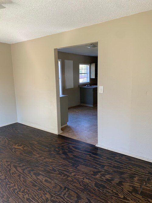 Building Photo - 907 S Range St