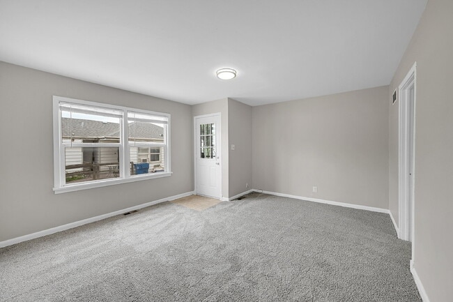 Building Photo - $1,150 - 2 Bed, 1 Bath Updated Unit in She...
