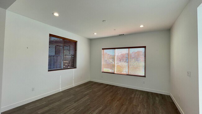 Building Photo - Newer Construction, Single-Level Noveno Ho...