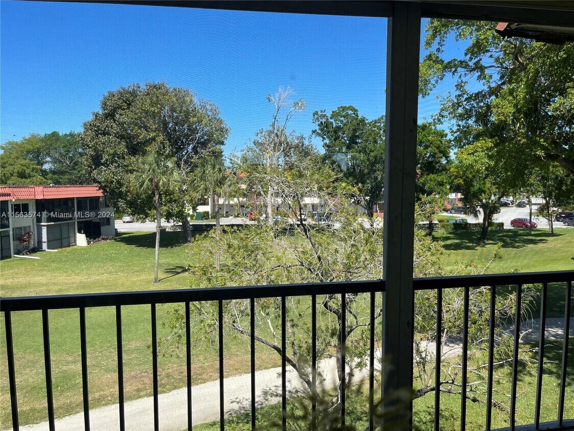 8921 S Hollybrook Blvd Unit 305, Pembroke Pines, FL 33025 Room for