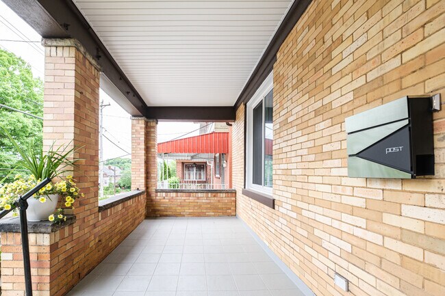 Foto del edificio - 956 Greenfield Ave