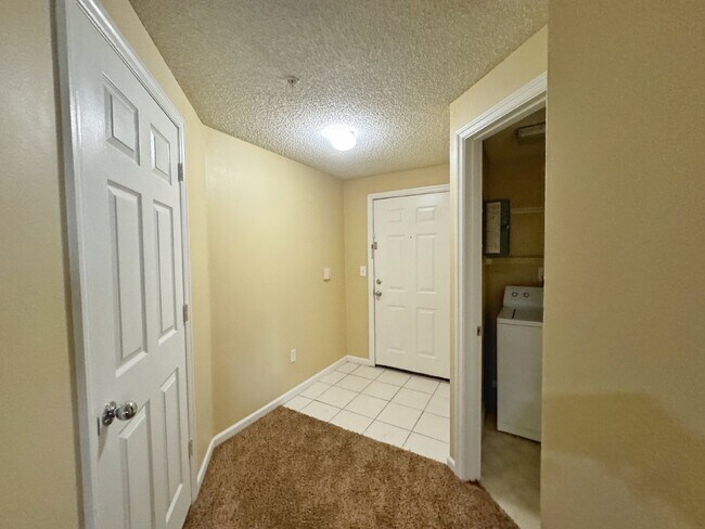 Foto del edificio - Las Palmas 2-bedroom/2 bath condo!