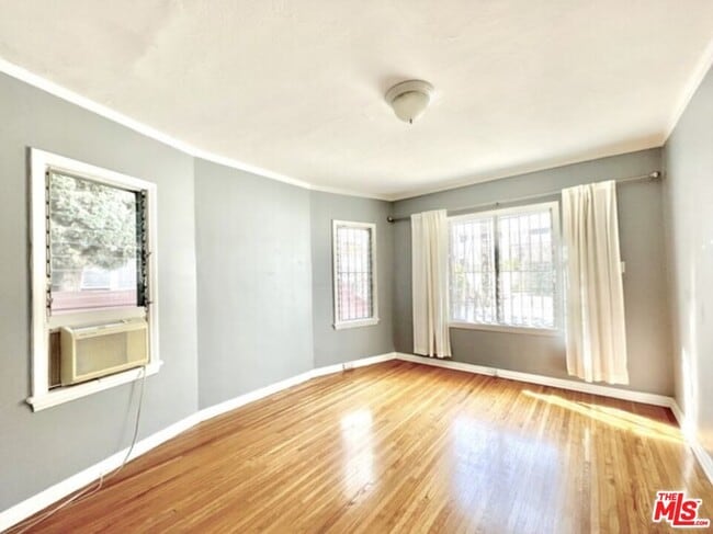 Foto del edificio - 227 N Swall Dr