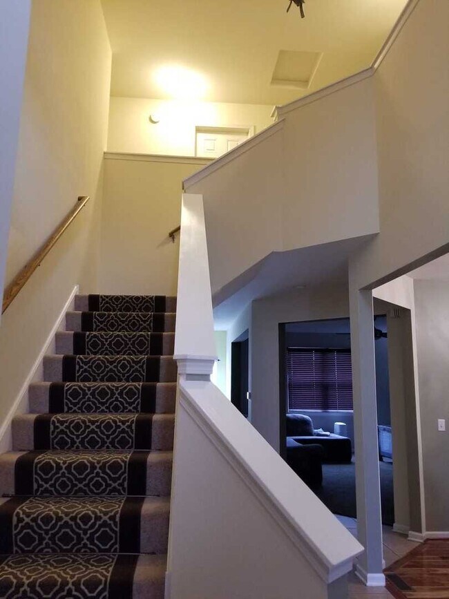 Building Photo - 725 N Sleepy Hollow Ln