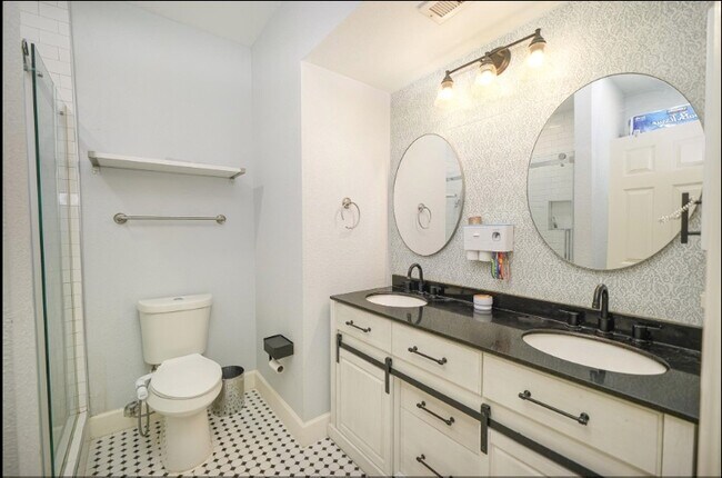 Building Photo - 2255 Braeswood Park Dr