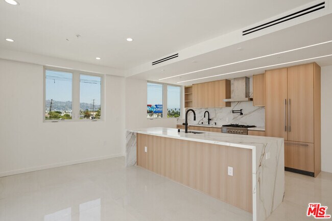 Building Photo - 1414 S Beverly Dr