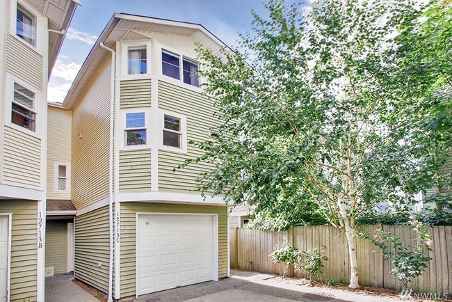 End-unit townhouse with garage & extra privacy - 12713 Greenwood Ave N