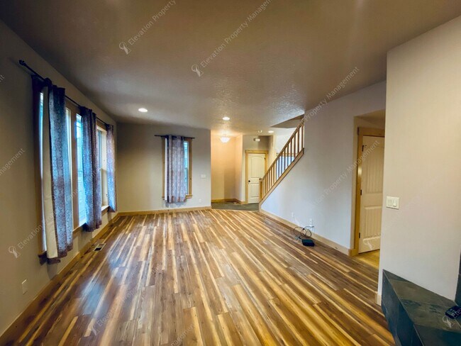 Foto del edificio - Dual-Level 3 BR - 2.5 BA Haven in Central Bend