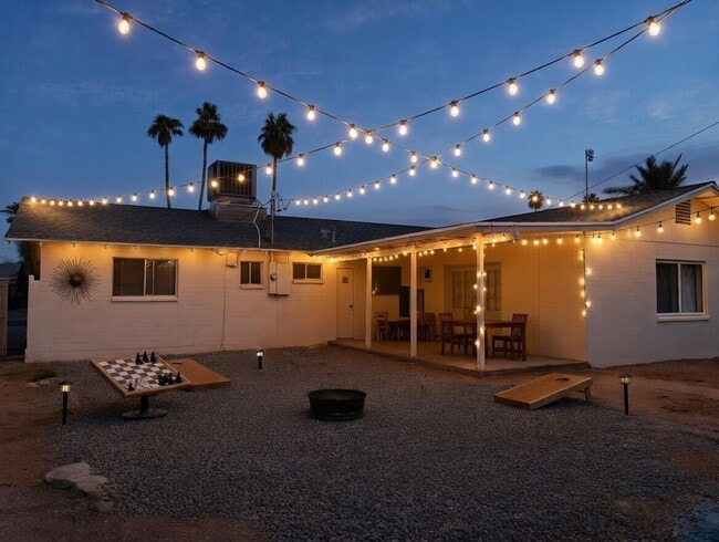 Building Photo - 715 W 18th St