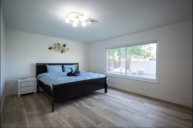 Foto del edificio - 6160 W Katella Ave