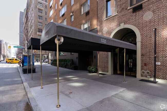 Entrada - 132-134 E 72nd St