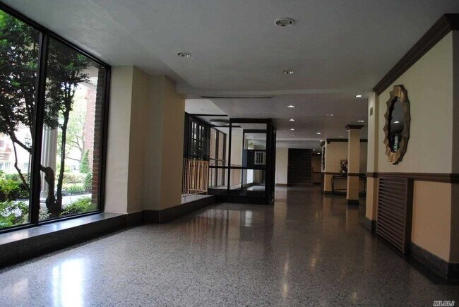 Foto del edificio - 63-61 Yellowstone Blvd
