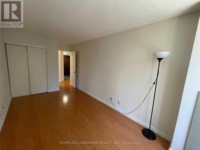 Photo du bâtiment - 717-717 Bay St.