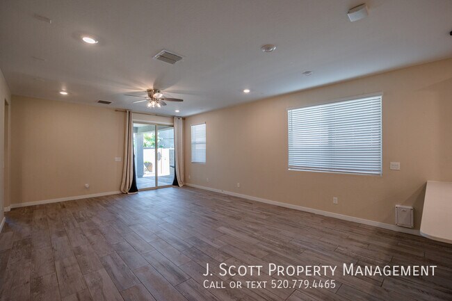 Foto del edificio - 449 Pinnacle Ridge Dr