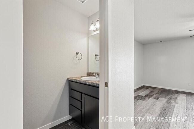 Foto del edificio - 22729 Radar Hill Rd