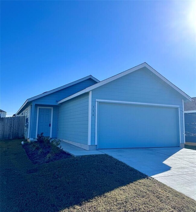 Building Photo - 716 Commander Abbott Dr