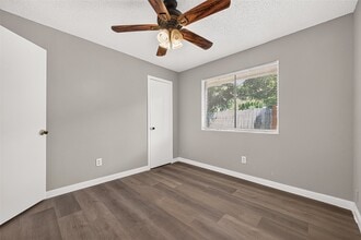 Building Photo - 10814 Parkland Woods Dr