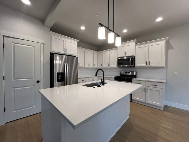 Foto del edificio - Modern 2025-Built 4 Bedroom Home with EV Charging, 5kW Solar, Open-Concept Living, Scenic Outdoor...