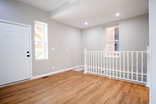 Building Photo - Amazing 4-bed Duplex by UIC