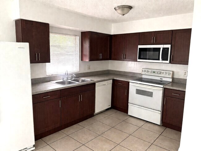 Building Photo - 8521 Chinaberry Dr