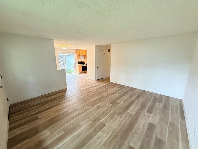 Building Photo - Cute 3 bedroom 1 bath Close to Brentwood City Park and freeway access.