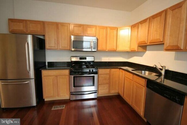 Building Photo - 219 Hermitage St