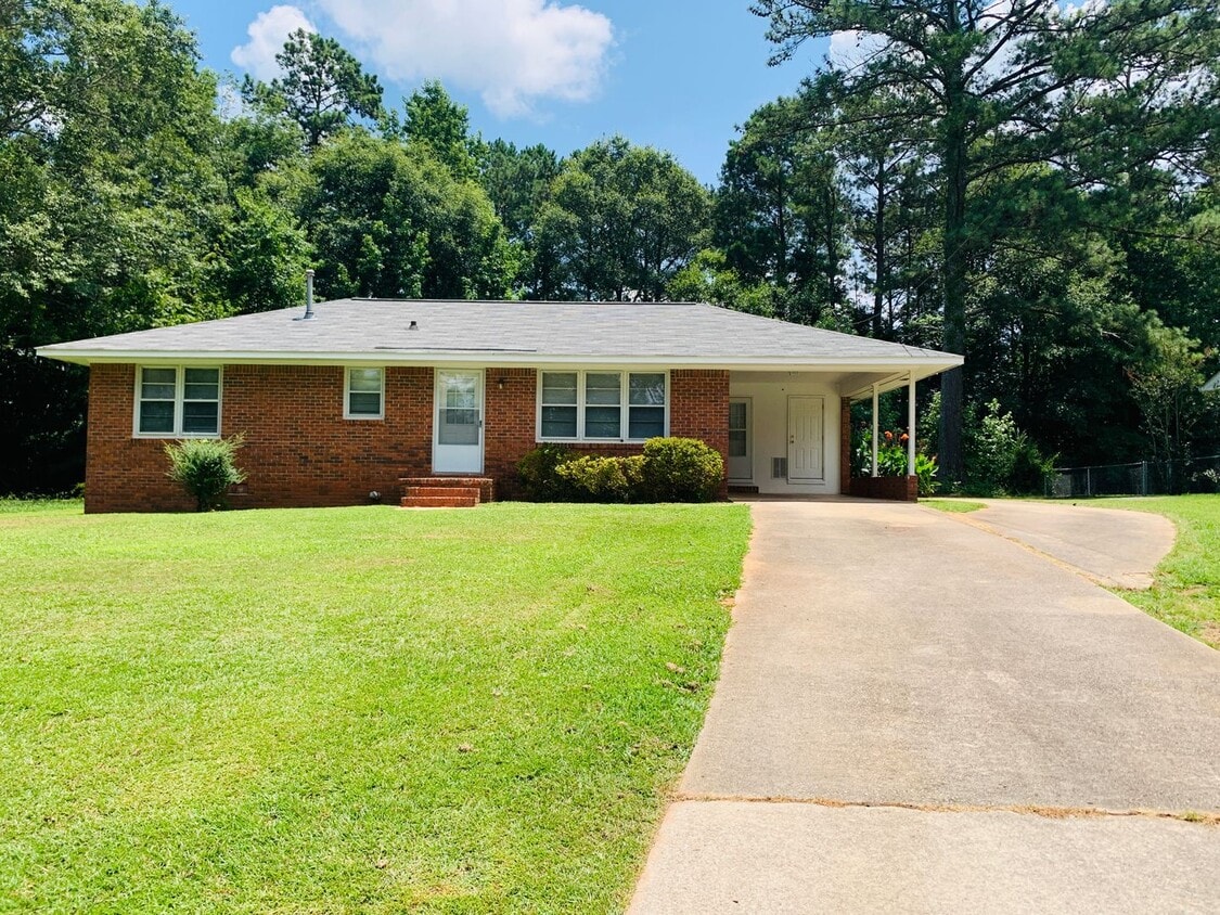 Primary Photo - WOW! All brick 3 bedroom ranch in Newnan! ...