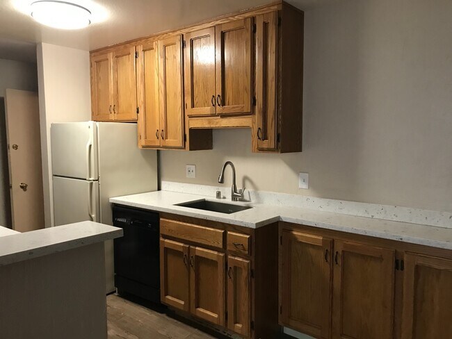 Foto del edificio - Make This Condo A Place You Can Call Home!!