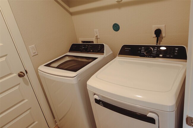 Foto del edificio - 8419 Sweet Cherry Ln