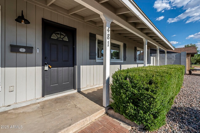 Building Photo - 481 N Sunset Dr