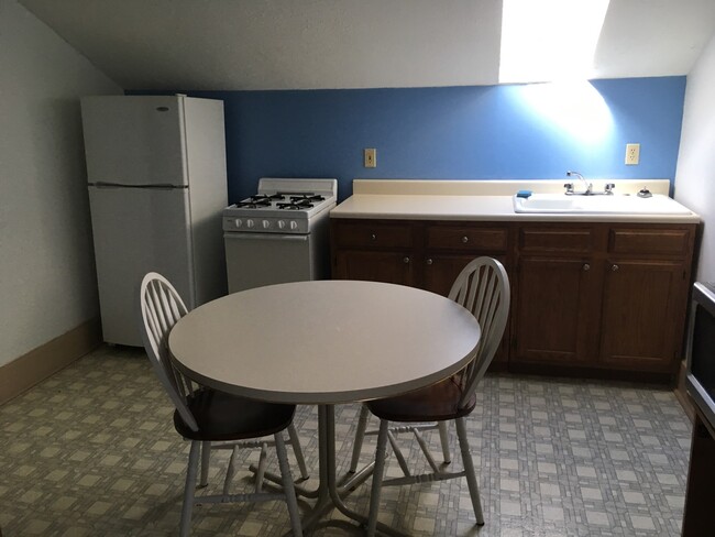 kitchen w/applicances - 935 Washington Ave