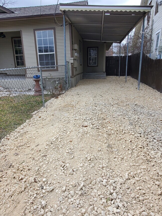 Photo - 1923 W Poplar St (San Antonio, TX) Apartment