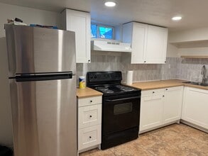 Building Photo - 948 Poinsettia Dr