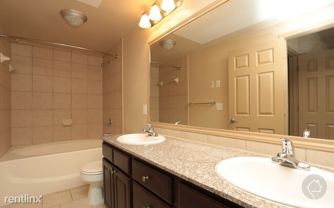 Building Photo - 1 br, 1 bath Flat - 5340 W Grand Pkwy S 801sf